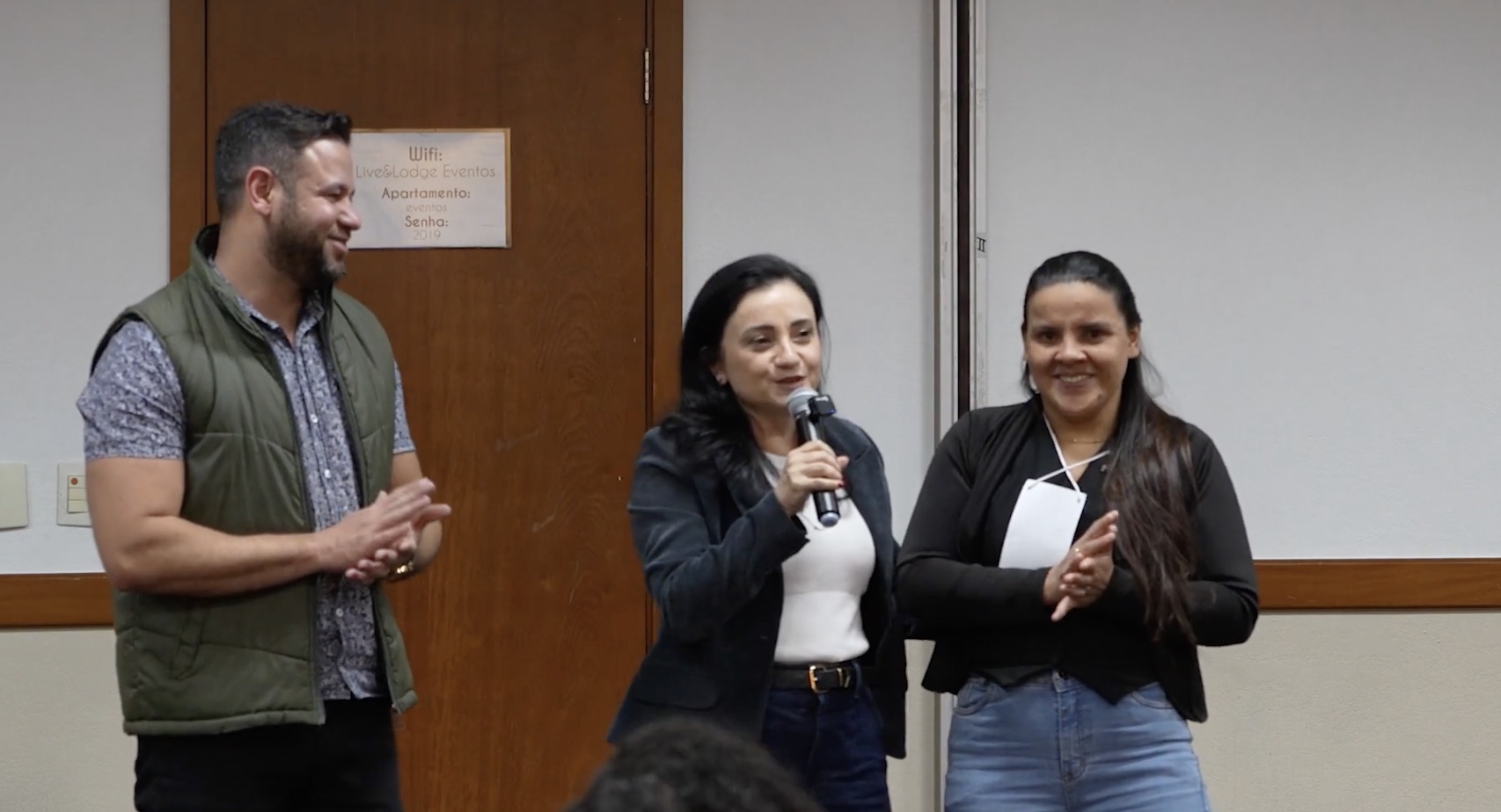 Valquíria Arenas com participantes em edição anterior do EmpowerNefro