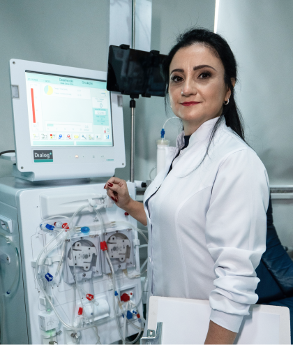 Valquíria Arenas operando máquina de diálise